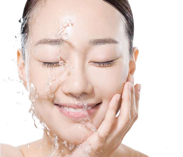 Application of sodium metabisulphite in whitening skin care products